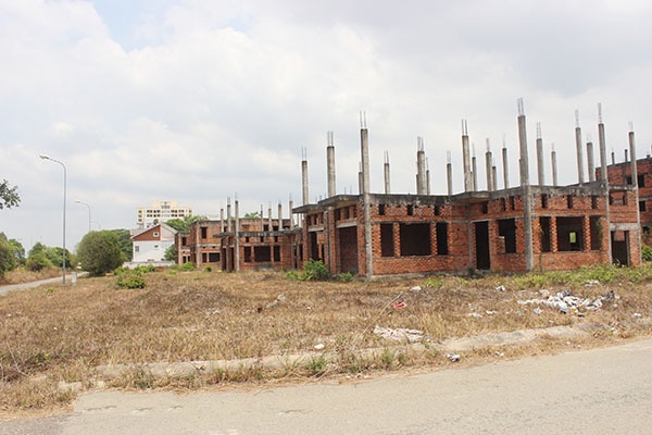 Dự án khu dân cư ở xã Phước An xây dựng nhà biệt thự thô dở dang bán qua tay nhiều người nhưng vẫn bỏ hoang hơn 10 năm nay