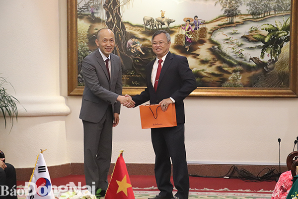 Ông Kang Myongil, tân Tổng lãnh sự Hàn Quốc tại TP.HCM tặng quà cho Chủ tịch UBND tỉnh Cao Tiến Dũng